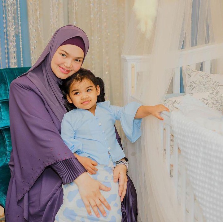 <p>Aafiyah tampak begitu bahagia melihat adiknya yang tengah tertidur nih, Bunda. (Foto: Instagram @ctdk)</p>
