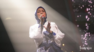 img-title Jatuh dari Panggung, Tantri Kotak Justru Khawatir Nasib Fans yang Tarik Tangannya