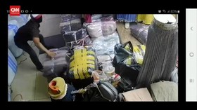VIDEO: Pencurian Pakaian Di Pasar Tanah Abang Terekam CCTV