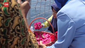 VIDEO: Keluarga Awak KRI Nanggala Tabur Bunga di Laut Bali