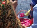 VIDEO: Keluarga Awak KRI Nanggala Tabur Bunga di Laut Bali