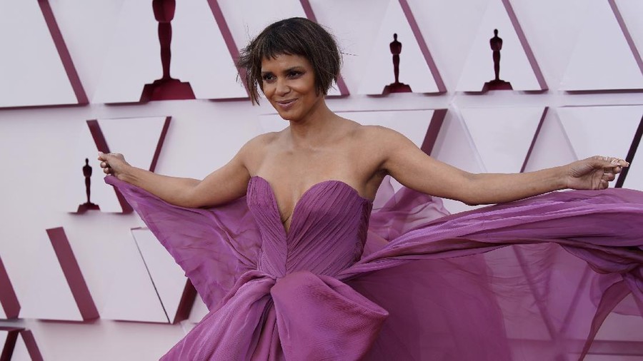 Halle Berry arrives at the Oscars on Sunday, April 25, 2021, at Union Station in Los Angeles. (AP Photo/Chris Pizzello, Pool)