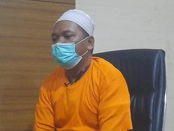 Detik-detik Adam Ibrahim Suruh Warga Telanjang Tangkap Babi Ngepet