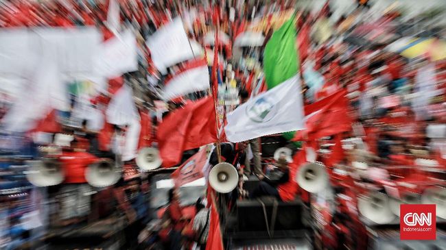 Buruh Serahkan Petisi Tolak UU Ciptaker ke MK dan Istana Dalam peringatan May Day kali ini, berbagai elemen buruh meminta Mahkamah Konstitusi membatalkan Omnibus Law UU Cipta Kerja.