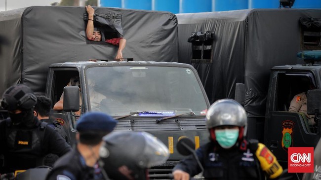 Polisi dinilai arogan menangkap massa aksi dengan dalih protokol kesehatan, namun membiarkan kerumunan di tempat lain selama pandemi.