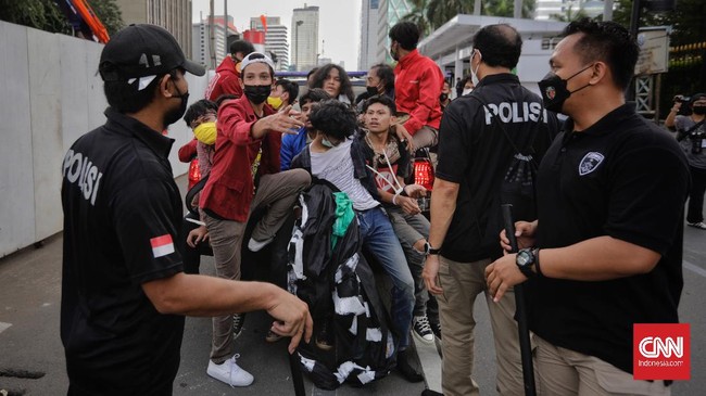 Di tengah aksi demo Hari Buruh, aparat kepolisian sempat menangkap puluhan orang, mulai dari mahasiswa hingga yang diduga sebagai kelompok Anarko.