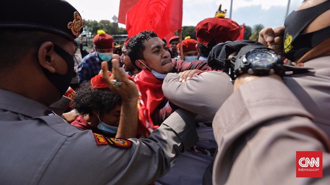Polisi menangkap para peserta aksi Hari Buruh pada Sabtu lalu. Beberapa sudah dibebaskan, tetapi masih ada peserta aksi yang ditahan.