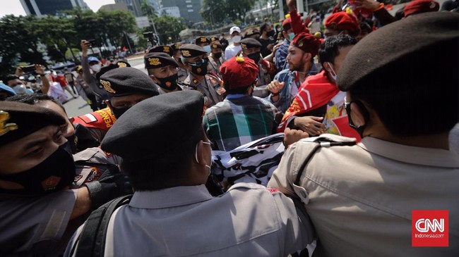 Ketua Umum Kongres Aliansi Serikat Buruh Indonesia Nining Elitos mengklaim polisi menangkap hampir 300 orang dari aksi peringatan Hari Buruh.