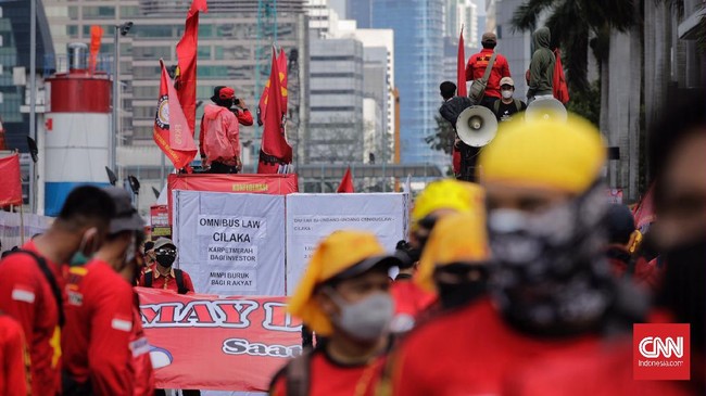 Massa buruh dari berbagai elemen membubarkan diri dari Patung Arjuna Wiwaha, Jakpus usai menyampaikan sejumlah tuntutan.