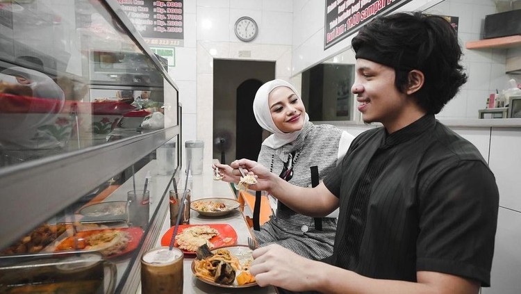 Gaya hijab Aurel Hermansyah.