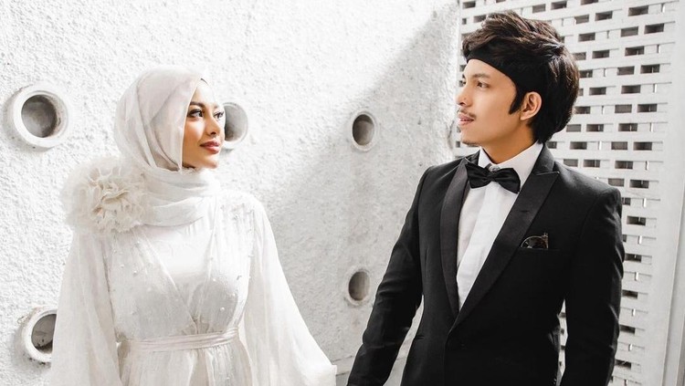 Gaya hijab Aurel Hermansyah.