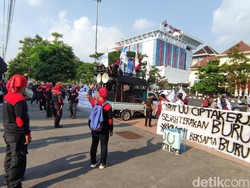 Hari Buruh di Semarang: Demo, Bagi Sembako hingga Vaksinasi