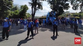 Prokes Ala Buruh Jabar di Demo Peringatan May Day Bandung