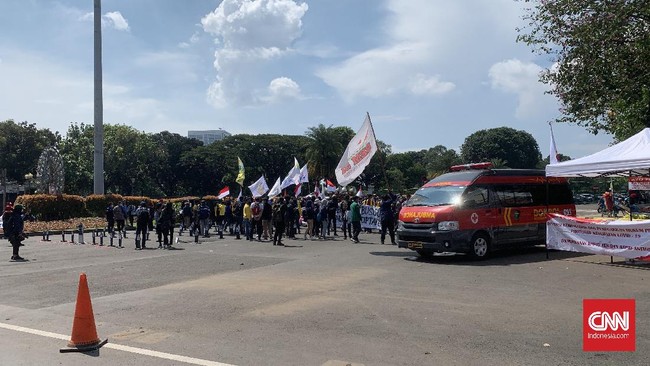 Kelompok buruh dan mahasiswa dari berbagai elemen menggelar unjuk rasa di hari peringatan May Day.