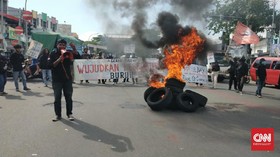 Hari Buruh di Makassar Diwarnai Aksi Bakar Ban
