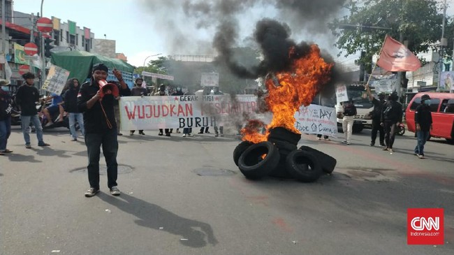 Buruh Makassar menuntut pencabutan UU Ciptaker dan pembayaran THR dalam demo dalam perayaan Hari Buruh Internasional 1 Mei 2021.