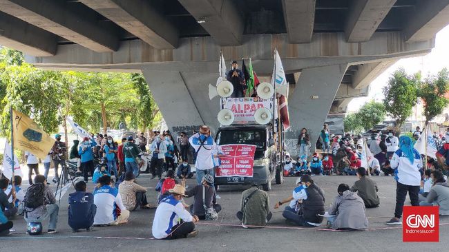 Elemen mahasiswa di Kota Makassar juga menggelar demo bertepatan dengan Hari Sumpah Pemuda. Polisi menyebut ada 10 titik aksi.