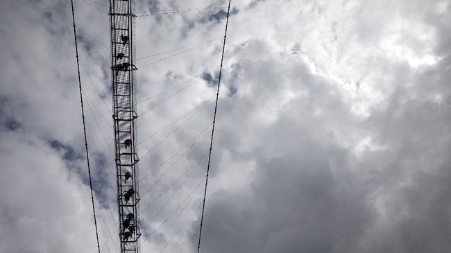 Netizen pada akhir pekan kemarin dibuat kagum oleh jembatan yang melintang antar dua desa di Magelang, Jawa Tengah.