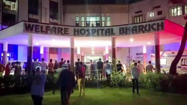 Kebakaran terjadi di bangsal rumah sakit Covid-19 di India, Sabtu (1/5). Sebanyak 18 orang dikabarkan tewas akibat kejadian tersebut.