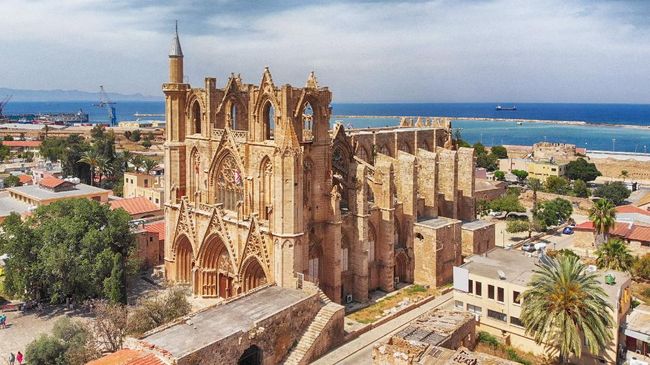 Bangunan ini sempat menjadi katedral Katolik pada 1328, lalu diubah menjadi masjid setelah Kekaisaran Ottoman merebut Famagusta pada 1571.