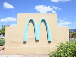Logo McDonalds Satu-satunya di Dunia yang Tidak Berwarna Kuning