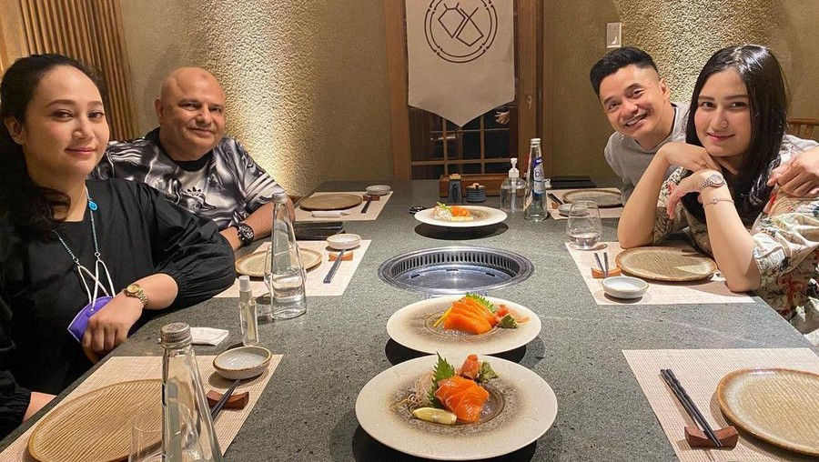 Momen Manis Adly Fairuz Saat Makan Bareng Istri dan Keluarga Momen Manis Adly Fairuz Saat Makan Bareng Istri dan Keluarga