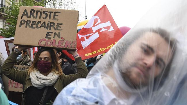 May Day di Paris Diwarnai Bentrok Demonstran dan Polisi Peringatan hari buruh internasional (May Day) di Prancis hingga Turki diwarnai bentrok para demonstran dengan polisi, Sabtu (1/5).