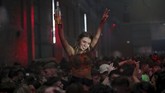 FOTO: Ceria Anak Muda Liverpool Bisa Dugem Lagi Jumat (30/4) mungkin menjadi hari paling mengharukan bagi anak muda di Liverpool, Inggris, karena mereka bisa kembali dugem di kelab malam.