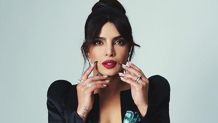 Ingin Wajah Glowing? Yuk, Intip Rutinitas Skincare Priyanka Chopra!