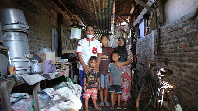 Sebelumnya, keluarga pasangan Agus Santoso dan Tris Haryati terpaksa mengungsi setiap hujan turun disertai angin besar. Rumah mereka seperti akan roboh.