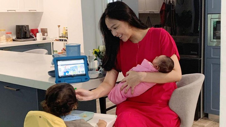 Whulandary Herman dan kedua anaknya