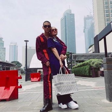 Disebut Netizen Benalu, Adam Rosyadi Pamer Tato Salib & Uang Dollar