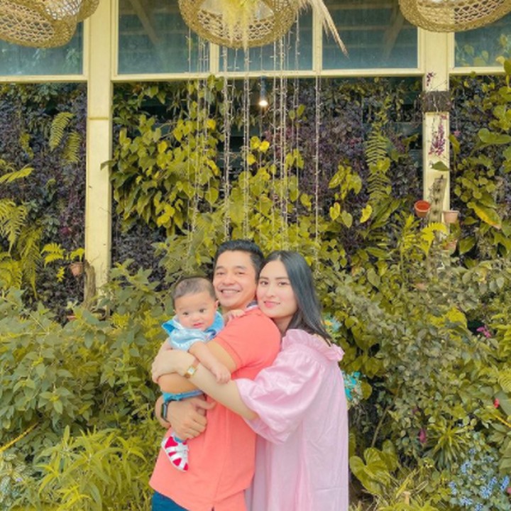 <p>Tepat di hari pertama tahun 2021 ini Adly Fairuz resmi menjadi ayah. Pada Jumat (1/1/2021), pasangan Adly Fairuz dan Angbeen Rishi dikaruniai buah hati yang pertama. Kabar bahagia ini disampaikan langsung oleh Adly Fairuz di Instagram pribadinya. Pria 33 tahun tersebut sangat bersyukur atas kelahiran sang buah hati.</p>