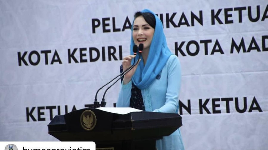 Arumi Bachsin yang jadi isteri pejabat.