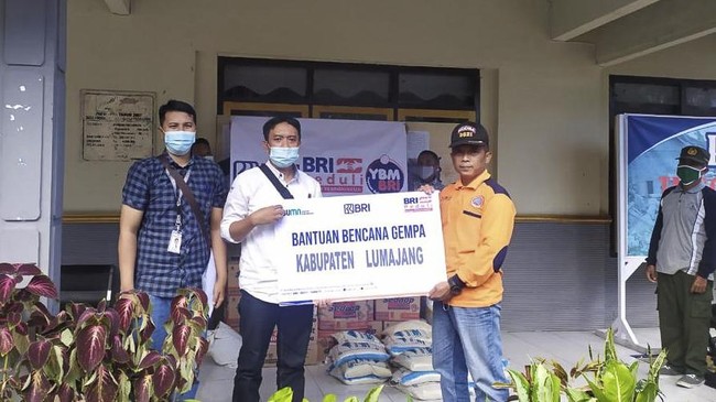 Tak hanya menyalurkan bantuan, para Insan BRI pun turut terjun langsung ke lapangan membantu masyarakat terdampak gempa di Jawa Timur.