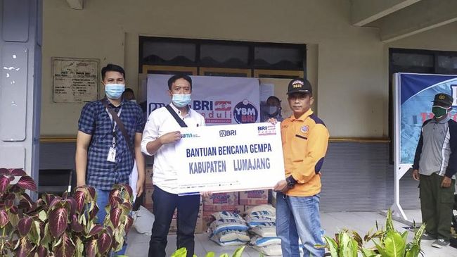 BRI Group Terus Salurkan Bantuan usai Bencana Gempa di Jatim Tak hanya menyalurkan bantuan, para Insan BRI pun turut terjun langsung ke lapangan membantu masyarakat terdampak gempa di Jawa Timur.