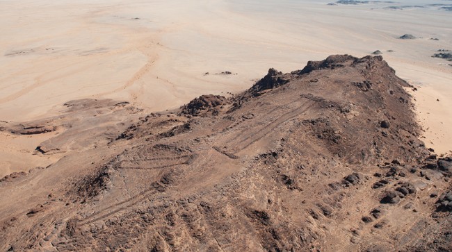 Struktur batu yang diperkirakan berusia lebih dari 7.000 tahun ditemukan di Arab Saudi. Batu itu disebut bagian dari tempat pemujaan ternak di zaman prasejarah