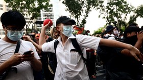 Demonstran Thailand Lempari Pengadilan Pakai Tomat dan Telur