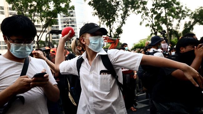 Ratusan demonstran di Thailand melakukan aksi melempar tomat hingga telur ke pengadilan Bangkok menuntut pembebasan semua tapol di negeri tersebut.