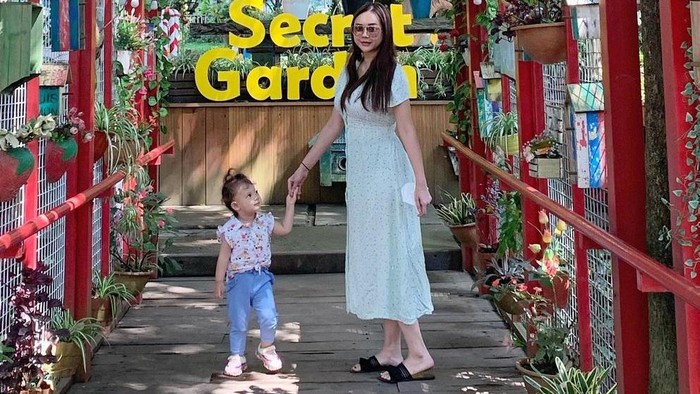 8 Potret Aura Kasih dan Baby Arabella, Gemas!