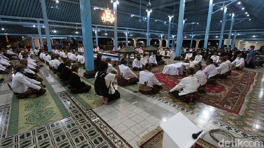 Meski di tengah pandemi&comma; Ratusan abdi dalem Keraton Kasunanan Surakarta melakukan kegiatan Malam Selikuran atau Malam Ke-21 Ramadhan untuk sambut Lailatul Qadar&period;