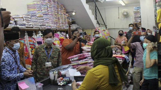Wali Kota Solo Gibran Rakabuming berkeliling mendatangi warga untuk mengembalikan uang pungli bermodus zakat dalam edaran yang telah diteken Lurah Gajahan.