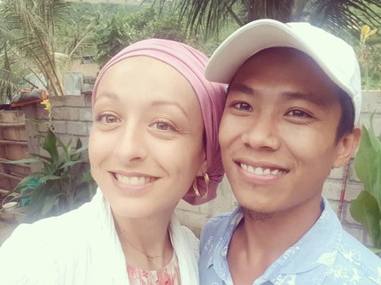 Suami Asal Sasak Jadi Kuli, Bule Perancis Terharu Diberi Gaji Pertama