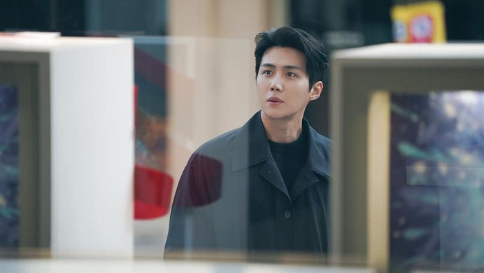 Kim Seon Ho Persembahkan Lagu 'Because It's You' untuk Para Penggemar