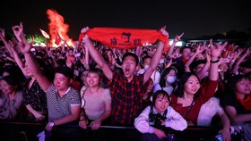 Ribuan Orang Hadiri Konser Festival Musik di Wuhan