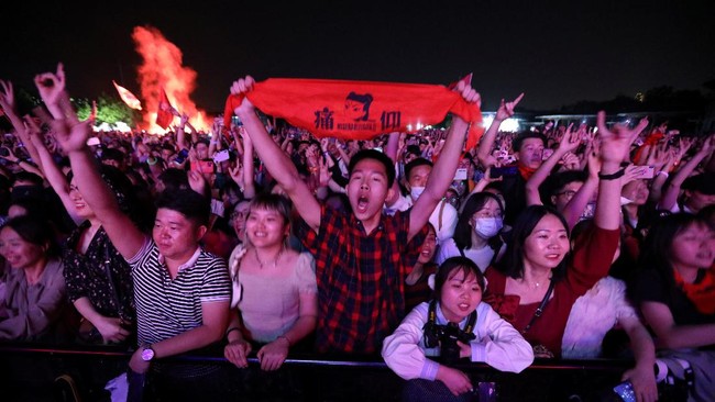FOTO: Euforia Ribuan Warga Wuhan Hadiri Konser Musik