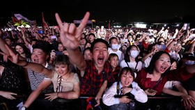 FOTO: Euforia Ribuan Warga Wuhan Hadiri Konser Musik