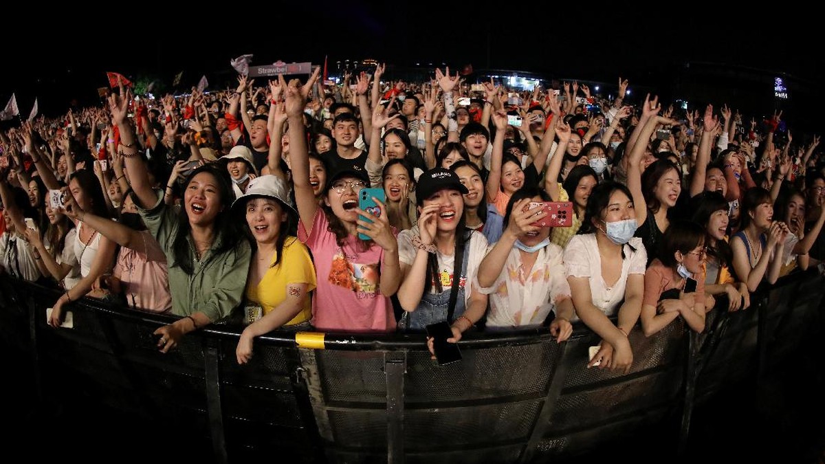 FOTO: Euforia Ribuan Warga Wuhan Hadiri Konser Musik
