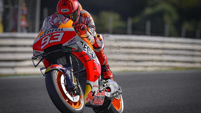 Pembalap Honda Marc Marquez terjatuh di tikungan 9 Sirkuit Le Mans saat menjalani sesi latihan bebas keempat (FP4) di MotoGP Prancis 2021, Sabtu (15/5).