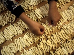 Melihat Produksi Kue Otere yang Laris Manis Jelang Lebaran